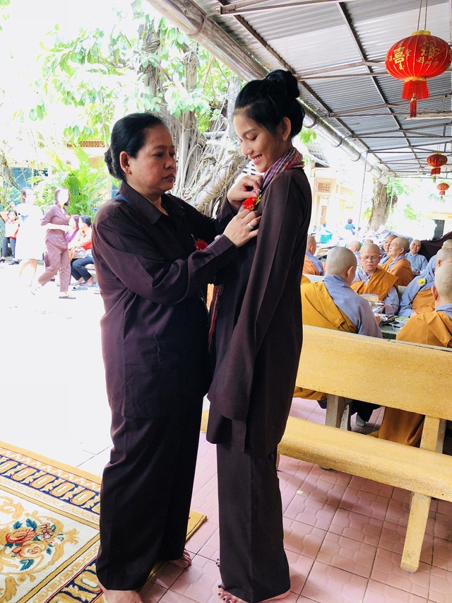 “Mỹ nhân ăn chay hấp dẫn nhất châu Á” cầu nguyện… giảm 10 năm tuổi thọ - 2 Trương Thị May và mẹ.