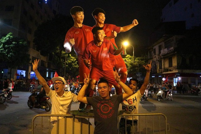 Người Hà Nội vui “quên lối về” trong đêm Olympic Việt Nam chiến thắng - 13
Hình các cầu thủ Olympic Việt Nam bằng giấy được mang theo ăn mừng.