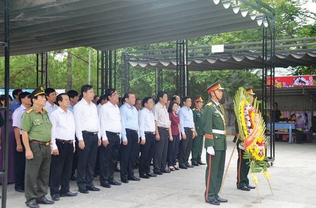 Dâng hương tri ân các Anh hùng, liệt sĩ dịp Quốc khánh - 1 Lãnh đạo tỉnh Quảng Trị dâng hoa tại các nghĩa trang liệt sĩ
