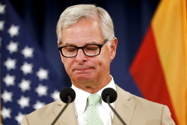 Bức thư “trải lòng” cuối cùng của ông John McCain gửi người dân Mỹ - 2 Rick Davis, người phát ngôn của gia đình Thượng nghị sĩ McCain, xúc động khi đọc bức thư cuối cùng gửi người dân Mỹ của ông McCain. (Ảnh: CBS)