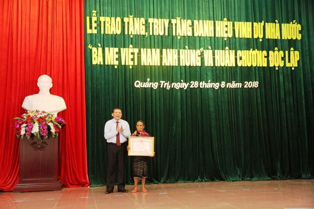 Quảng Trị: Trao và truy tặng danh hiệu Bà mẹ Việt Nam Anh hùng cho 103 mẹ - 1 Ông Nguyễn Văn Hùng - UVTW Đảng, Bí thư Tỉnh ủy, Chủ tịch HĐND tỉnh Quảng Trị đã trao danh hiệu Nhà nước cho mẹ Hồ Thị Đi (xã Húc, huyện Hướng Hóa) có chồng và con là liệt sỹ
