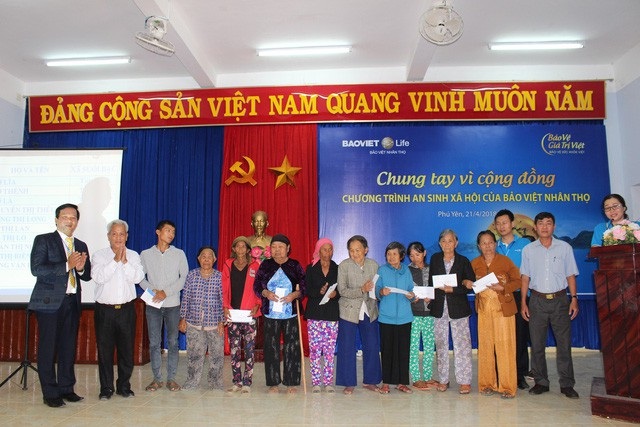 Chung tay vì cộng đồng - bảo vệ sức khỏe Việt - 1
Bảo Việt Nhân thọ tặng quà cho những gia đình chính sách và có công với cách mạng tại tỉnh Phú Yên