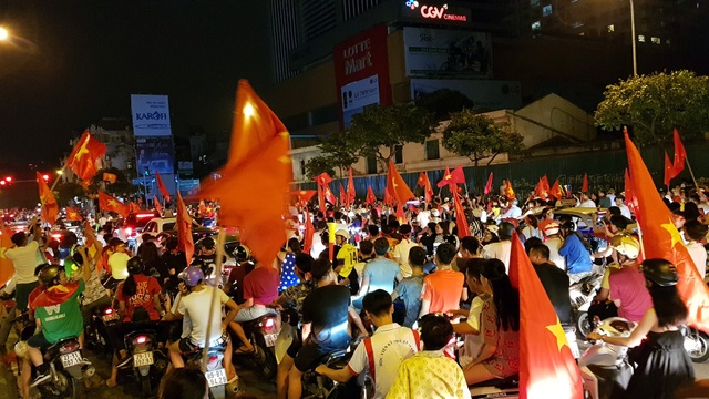 Người Hà Nội vui “quên lối về” trong đêm Olympic Việt Nam chiến thắng - 1 Ngay sau khi trận đấu kết thúc, hàng nghìn cổ động viên đã kéo nhau đổ về khu vực nội thành.