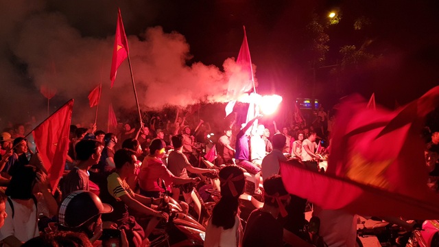 Người Hà Nội vui “quên lối về” trong đêm Olympic Việt Nam chiến thắng - 10 Người Hà Nội vui “quên lối về” trong đêm Olympic Việt Nam chiến thắng - 10