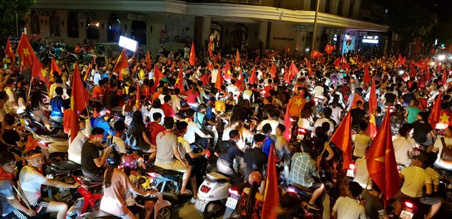 Người Hà Nội vui “quên lối về” trong đêm Olympic Việt Nam chiến thắng - 12 Người dân đứng chôn chân ở ngã tư Hai Bà Trưng - Hàng Bài, reo vang bài ca chiến thắng.
