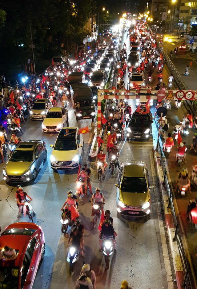 Người Hà Nội vui “quên lối về” trong đêm Olympic Việt Nam chiến thắng - 5
Đường Tây Sơn (quận Đống Đa) càng về đêm càng đông.