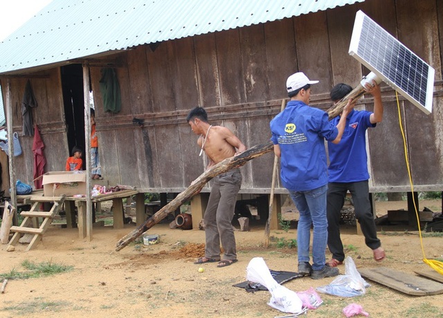 Đoàn viên thanh niên Bình Định băng rừng, hỗ trợ đồng bào dân tộc - 3 Đoàn viên thanh niên cùng trai làng 02 đang lắp thiết bị điện năng lượng mặt trời.
