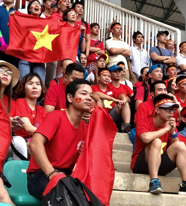 Cổ động viên trên sân hô vang tên ông Park Hang Seo dù Olympic Việt Nam thua - 4 Cổ động viên trên sân hô vang tên ông Park Hang Seo dù Olympic Việt Nam thua - 4