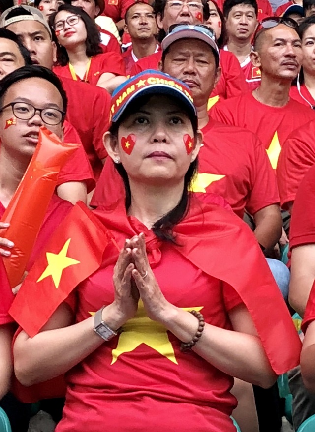 Cổ động viên trên sân hô vang tên ông Park Hang Seo dù Olympic Việt Nam thua - 12 Cổ động viên trên sân hô vang tên ông Park Hang Seo dù Olympic Việt Nam thua - 12