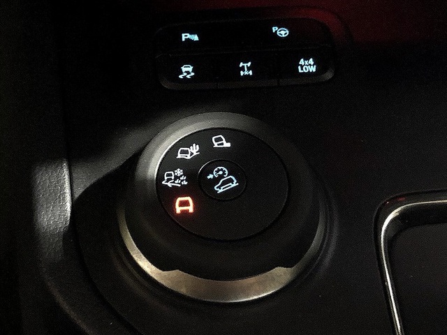 Ford Everest trở lại thị trường Việt Nam với giá 1,1 tỉ đồng - 9 Ford Everest trở lại thị trường Việt Nam với giá 1,1 tỉ đồng - 9