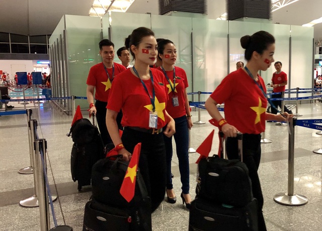 Trang phục đặc biệt của các tiếp viên hàng không trên chuyến bay đặc biệt.