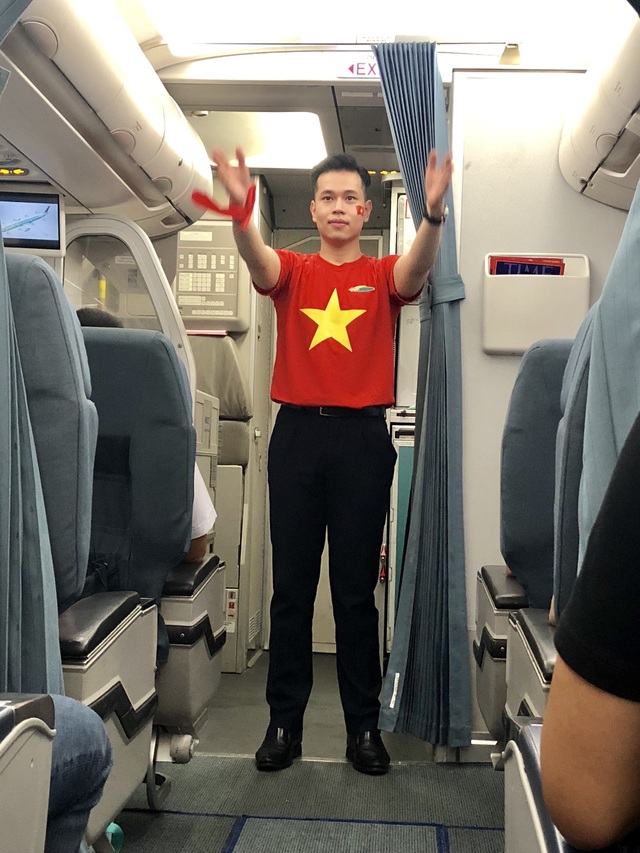 Hình ảnh khác lạ của một tiếp viên khi hướng dẫn các quy tắc an toàn cho khách.
