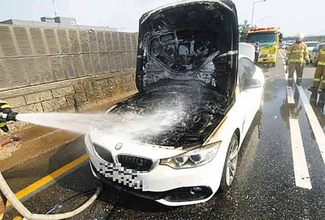 
Lực lượng cứu hỏa nỗ lực dập lửa phát ra từ khoang động cơ của một chiếc BMW 420d trên một đường cao tốc ở Incheon hôm 31/7.
