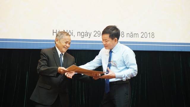 Bảo tàng Hồ Chí Minh tiếp nhận hơn 80 hiện vật quý về Bác Hồ - 1 Ông Đinh Ngọc Thỉ (trái) trao hiện vật quý của Bác Hồ tặng mình cho đại diện Bảo tàng Hồ Chí Minh.