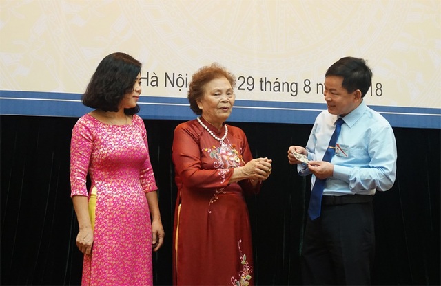 Bảo tàng Hồ Chí Minh tiếp nhận hơn 80 hiện vật quý về Bác Hồ - 2 Bà Trương Thị Diên (giữa) tặng hiện vật quý về Bác Hồ cho Bảo tàng Hồ Chí Minh.