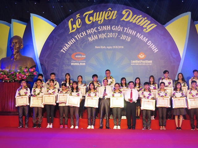 Nam Định: Tuyên dương hơn 2.700 học sinh giỏi năm học 2017 - 2018 - 1 Các học sinh giỏi có thành tích xuất sắc được tuyên dương khen thưởng