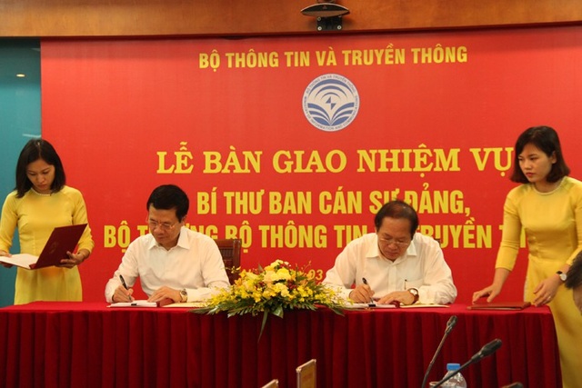 Ông Nguyễn Mạnh Hùng nhận bàn giao chức Bộ trưởng Bộ Thông tin - Truyền thông - 1 Ông Trương Minh Tuấn và ông Nguyễn Mạnh Hùng ký Biên bản bàn giao. (Ảnh Bộ TT&TT)