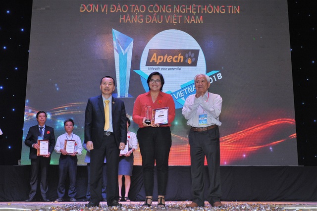 Aptech đạt Cúp Vàng Đơn vị Đào tạo CNTT hàng đầu Việt Nam năm 2018 - 1
Ban Tổ chức trao Cúp Vàng và Bằng chứng nhận cho đại diện APTECH.