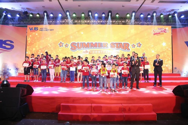 Lễ tổng kết mùa hè ý nghĩa và nhiều xúc cảm - 1
Các thí sinh bảng SuperKids A được vinh danh và trao thưởng trên sân khấu. Trên tất cả, phần thưởng lớn nhất với các em chính là niềm tự hào của cha mẹ.