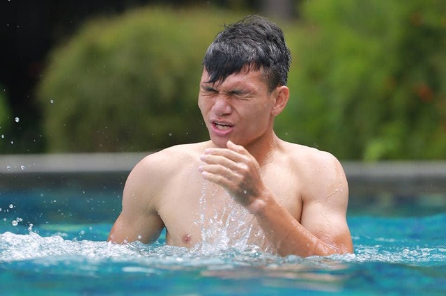 Cầu thủ Olympic Việt Nam vui đùa ở bể bơi, đi câu cá chờ trận tranh HCĐ - 3 Cầu thủ Olympic Việt Nam vui đùa ở bể bơi, đi câu cá chờ trận tranh HCĐ - 3