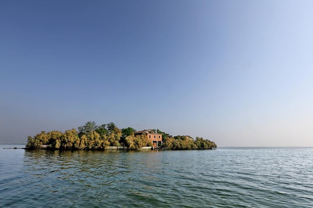 Đến thăm những ngôi làng “ma ám” - 2 Hòn đảo nhỏ này nằm tại một đầm phá ở Venice, từng là trạm phát thanh liên lạc của Hải quân. Sau đó, nó trở thành tài sản tư nhân và hiện đang bị bỏ hoang.