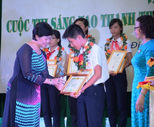 Học sinh sáng tạo “máy bóc vỏ dừa” thay sức người - 3 Ban Tổ chức trao thưởng cho 53 ý tưởng đạt giải trong cuộc thi “Sáng tạo Thanh thiếu niên, nhi đồng” lần thứ 5 năm 2018.