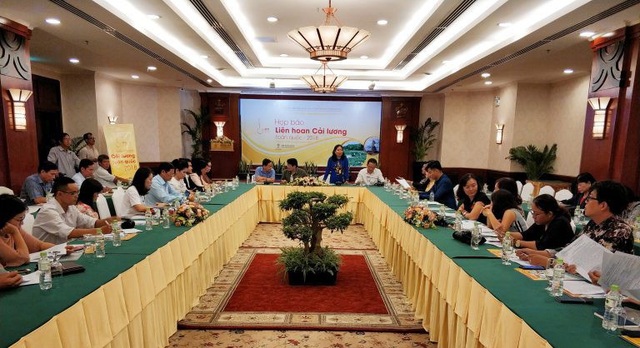 Liên hoan sân khấu cải lương toàn quốc 2018: Cam kết không tiêu cực - 1 Ban tổ chức Liên hoan sân khấu cải lương 2018 cho biết, việc thông tin chương trình được công bố trước khi liên hoan diễn ra chỉ 2 tuần bởi phải đến khi tổng kết được toàn bộ thông tin các đơn vị tham gia cũng như công tác tổ chức hoàn thiện mới chia sẻ đến các đơn vị truyền thông báo đài.