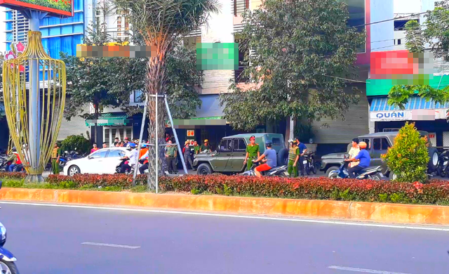 Thưởng nóng lực lượng công an ngăn chặn kẻ âm mưu phản động - 2 Cơ quan chức năng khám xét nơi ở của đối tượng Lê Quốc Bình tại nhà ở TP Quy Nhơn, tỉnh Bình Định.