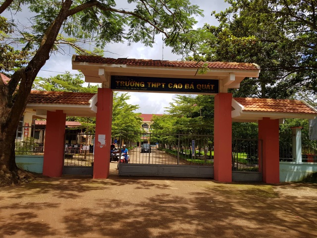 Hòa giải HS đánh nhau, thầy giáo bị HS dẫn người lạ tới trường đánh nhập viện - 1 Trường THPT Cao Bá Quát nơi thầy giáo bị học sinh dẫn người lạ tới đánh