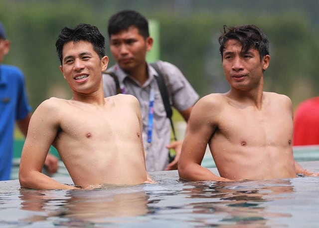 Cầu thủ Olympic Việt Nam vui đùa ở bể bơi, đi câu cá chờ trận tranh HCĐ - 1 Cầu thủ Olympic Việt Nam vui đùa ở bể bơi, đi câu cá chờ trận tranh HCĐ - 1