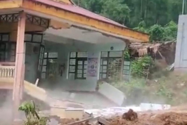 Thanh Hóa: 13 người chết, mất tích do mưa lũ - 4 Nhiều trường học và điểm trường bị sạt lở, sập