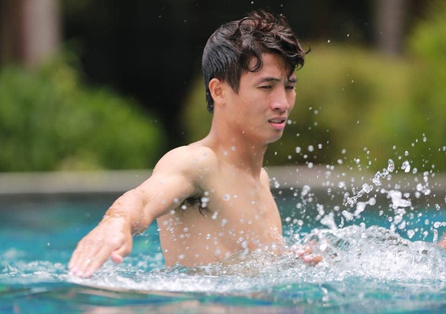 Cầu thủ Olympic Việt Nam vui đùa ở bể bơi, đi câu cá chờ trận tranh HCĐ - 2