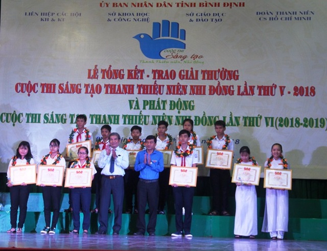 Học sinh sáng tạo “máy bóc vỏ dừa” thay sức người - 4 Các ý tưởng đều gắn với đời sống thực tế của nhân dân.