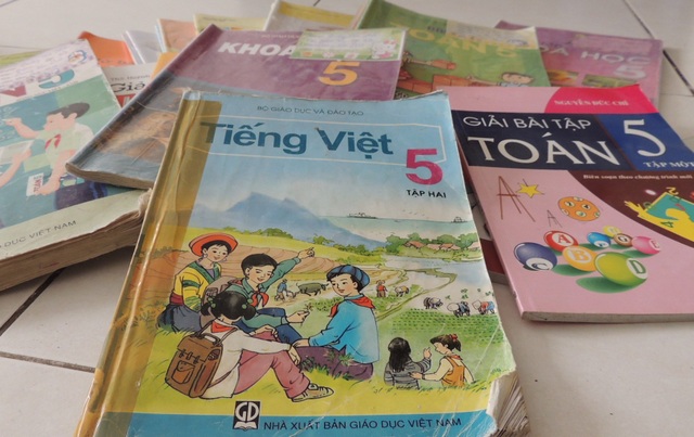 Sách giáo khoa dùng một lần rồi thôi: Liệu có uổng phí? - 3
Hầu hết SGK hiện nay được học sinh sử dụng một lần rồi thôi.