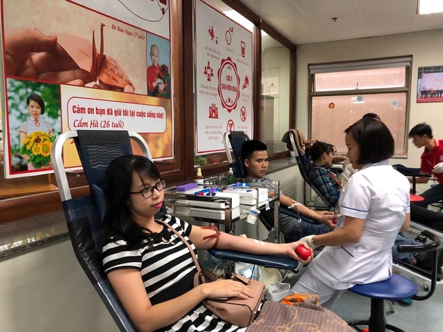 Việt Nam thiếu máu nhóm O, Trưởng đại diện Liên minh châu Âu 4 lần hiến máu - 4 Chiều cùng ngày, rất nhiều bạn trẻ đến Viện Huyết học và Truyền máu tham gia hiến máu.