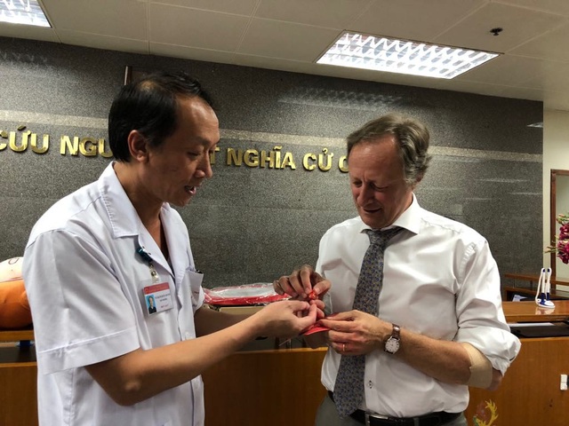 Việt Nam thiếu máu nhóm O, Trưởng đại diện Liên minh châu Âu 4 lần hiến máu - 2 TS Bạch Quốc Khánh, Viện trưởng Viện Huyết học và Truyền máu Trung ương trao huy hiệu máu nhóm O cho ông Bruno Angelet.