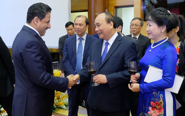 Thủ tướng: Việt Nam đã bước sang một trang mới trong lịch sử hào hùng - 4 Thủ tướng Nguyễn Xuân Phúc và Phu nhân nâng ly chúc mừng các đoàn ngoại giao nước ngoài tại Việt Nam