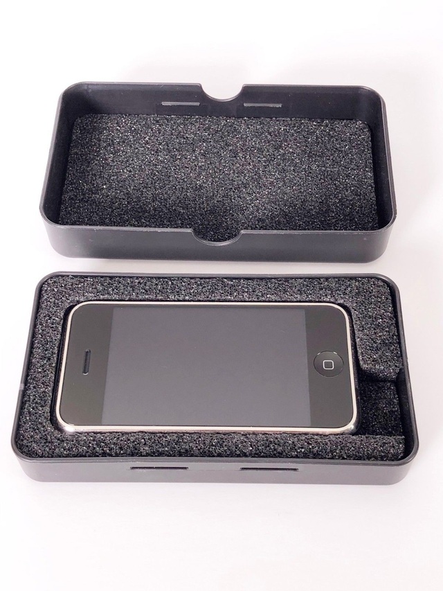 Nguyên mẫu iPhone phiên bản đầu tiên được rao bán đấu giá hơn 750 triệu đồng - 2 Hộp đựng của sản phẩm