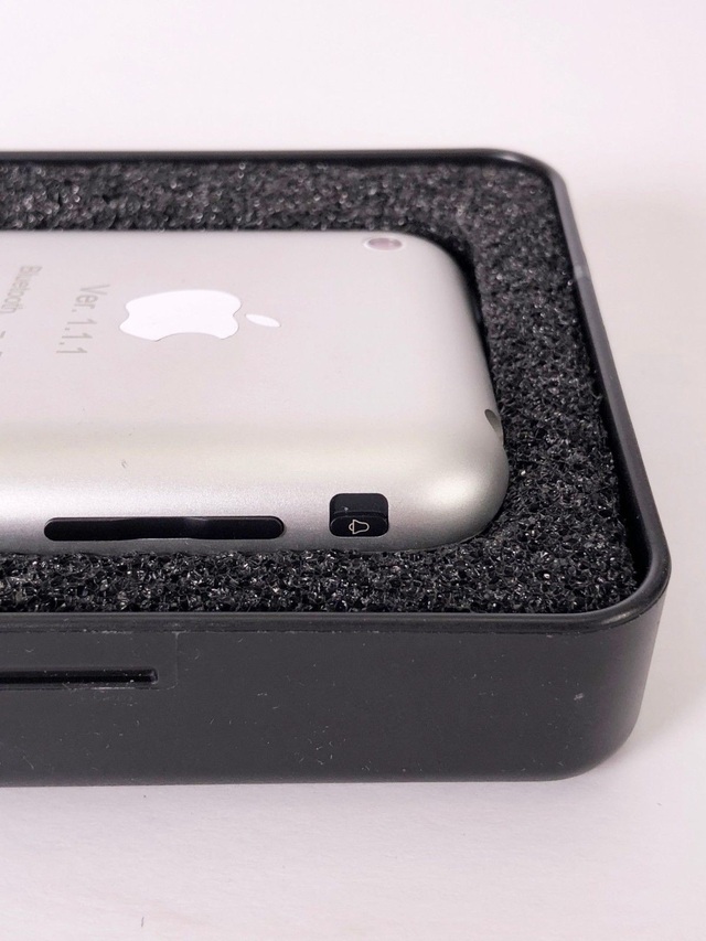 Nguyên mẫu iPhone phiên bản đầu tiên được rao bán đấu giá hơn 750 triệu đồng - 3 Biểu tượng quả chuông được in lên nút tắt chuông trên sản phẩm, là điều mà sản phẩm thương mại không có