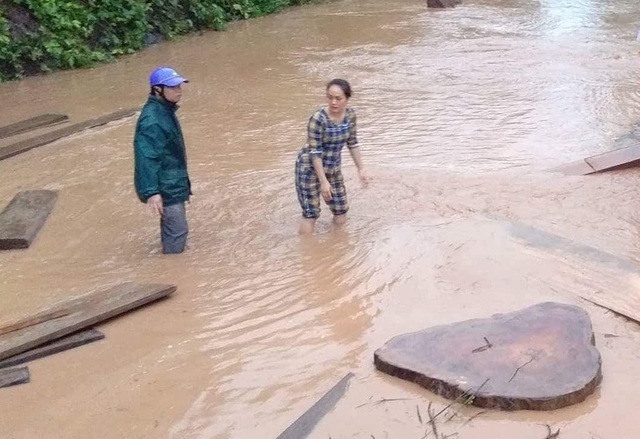 Quốc lộ chia cắt, nước ngập nhà, người dân nháo nhác chạy lũ - 3 Quốc lộ chia cắt, nước ngập nhà, người dân nháo nhác chạy lũ - 3