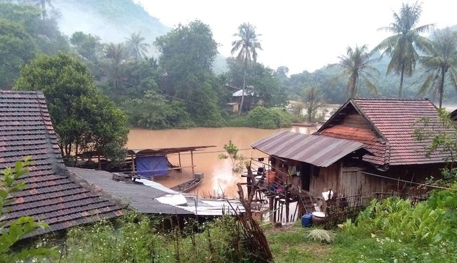 Quốc lộ chia cắt, nước ngập nhà, người dân nháo nhác chạy lũ - 8 Nhiều nhà dân đặt trong tình trạng báo động nước dâng cao.