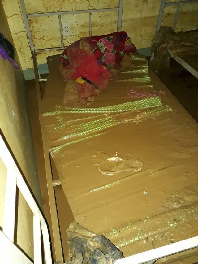 Giáo viên và học sinh Nà Ớt lao đao trước cảnh lũ chồng lũ - 9
Chăn màn, giường chiếu của học sinh ngập trong bùn