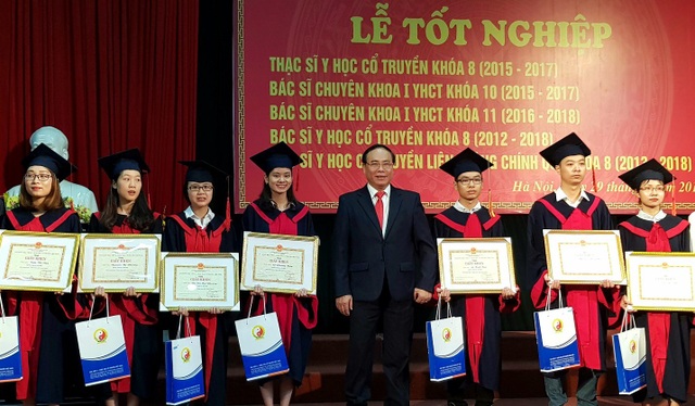 Nhắn nhủ các tân Bác sĩ Y học cổ truyền: “Trở thành bác sĩ rất dễ, làm bác sĩ tử tế mới khó”. - 1
PGS.TS Dậu Xuân Cảnh (ở giữa) trao bằng khen, bằng tốt nghiệp cho 7 sinh viên có thành tích cao nhất toàn khóa.