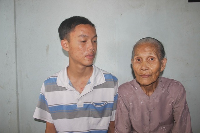 Người dân Quảng Trị kỳ vọng chàng trai “vàng” bước lên đỉnh cao Olympia - 4 Tân Nhật thường sống với bà nên được bà yêu thương hết mực