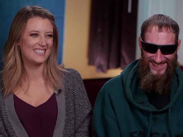 Người vô gia cư Mỹ kiện cặp đôi giúp quyên góp 400.000 USD - 1 Cô Kate McClure và ông Johnny Bobbitt (Ảnh: ABC News)