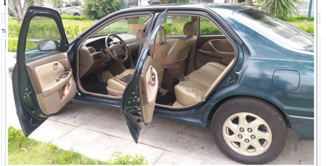 Qua gần 30 năm, xế hộp sang chảnh một thời, nay thua cả "xe cỏ" - 4 Chiếc Toyota Camry này được bán ra với giá dưới 160 triệu đồng, đời xe 2001. Chiếc xe chỉ dành cho giới trung lưu này hiện cũng được bán khá nhiều ở các cửa hàng xe cũ, do chúng hầu hết được nhập từ Mỹ về Việt Nam trước đây.