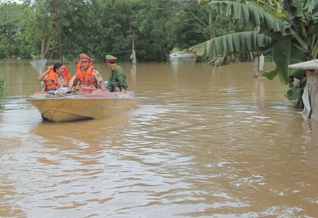 Lực lượng Công an huyện Cẩm Thủy có mặt tại vùng lũ để hỗ trợ, giúp đỡ nhân dân