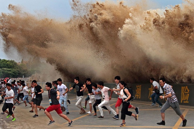 Sóng hung tợn như “thủy quái” trên sông vẫn thu hút du khách - 3 Du khách bỏ chạy toán loạn khi sóng thủy quái ập vào bờ