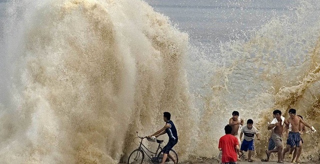 Sóng hung tợn như “thủy quái” trên sông vẫn thu hút du khách - 2 Sóng sông càng mạnh, càng thu hút nhiều người xem hiếu kỳ