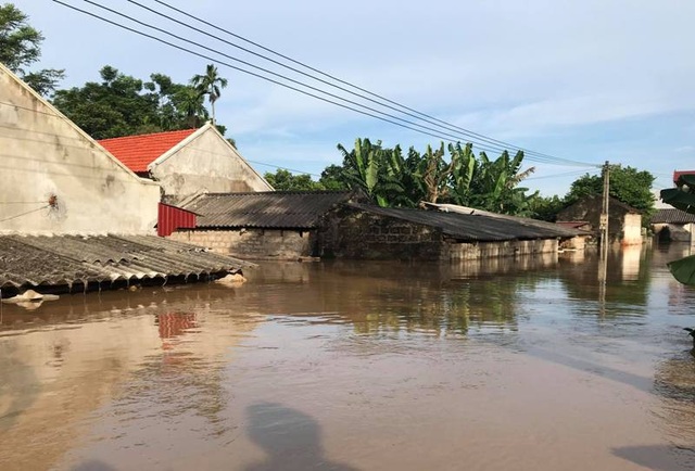 Tại huyện Vĩnh Lộc, mưa lũ cũng đã khiến nhiều nhà dân tại xã Vĩnh Quang bị ngập lụt nặng